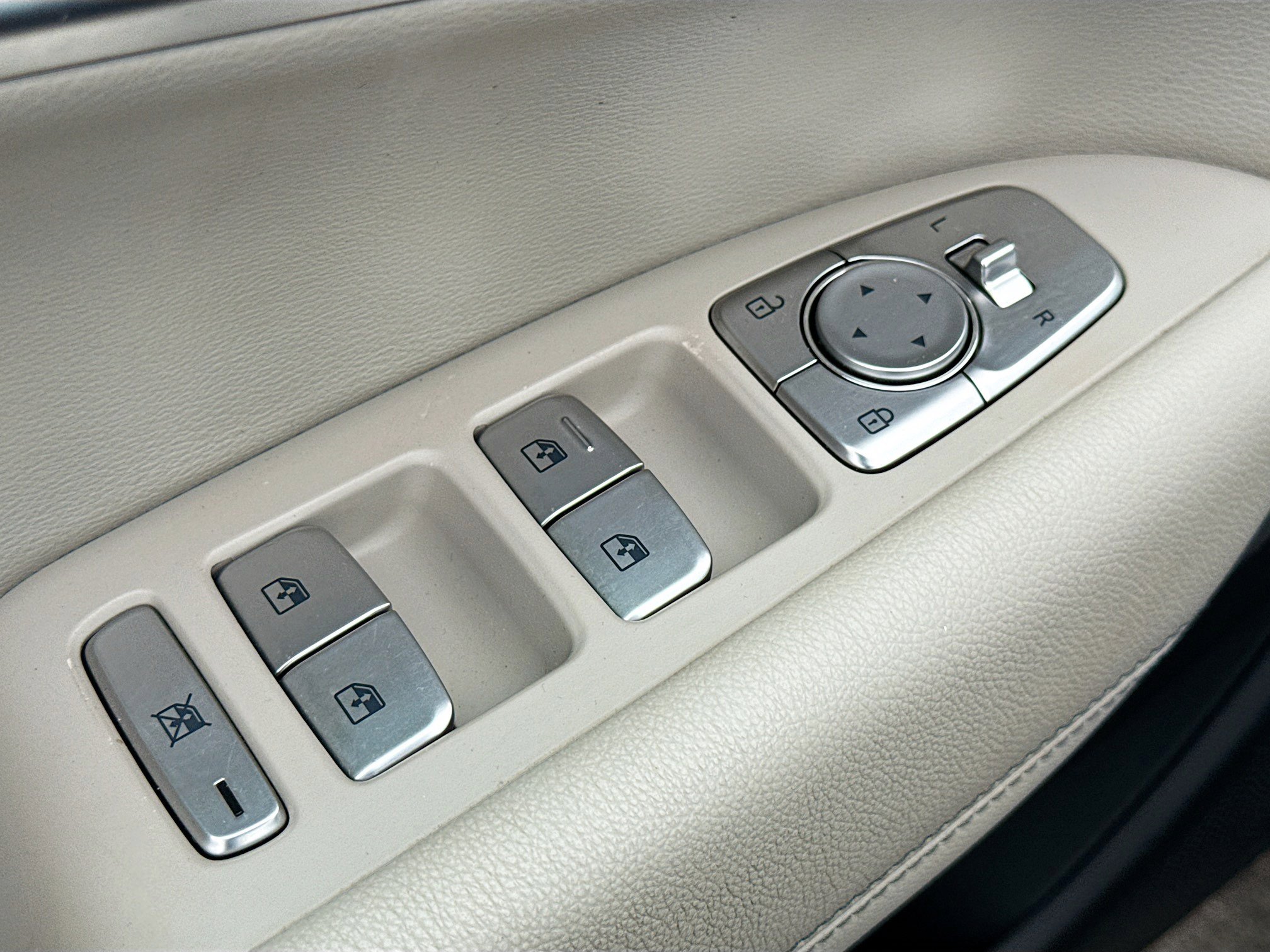 Used 2023 Genesis G70 2.0T image 7