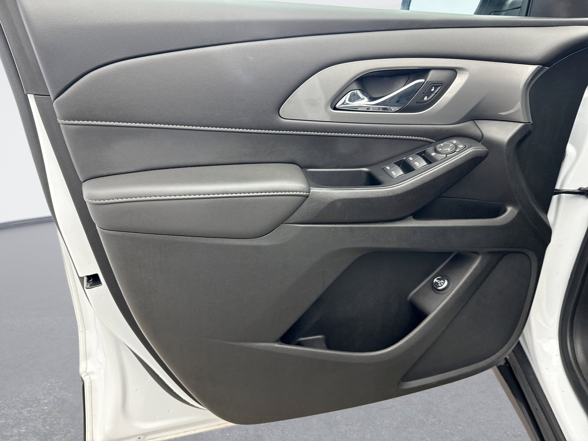 Used 2023 Chevrolet Traverse LT image 9