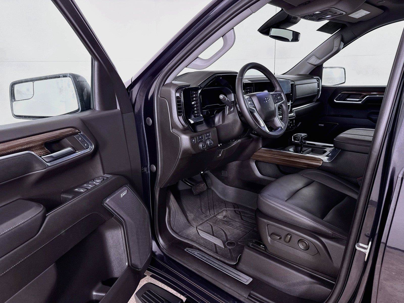 Used 2024 Chevrolet Silverado 1500 RST w/ Convenience Package II AWD/4WD image 3