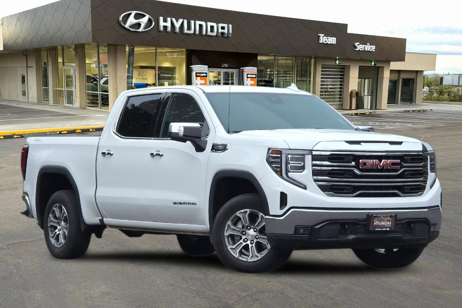 Used 2024 GMC Sierra 1500 SLT image 2