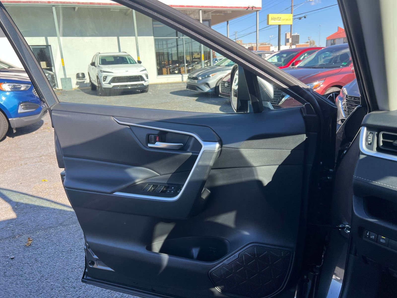 Used 2025 Toyota RAV4 XLE image 20