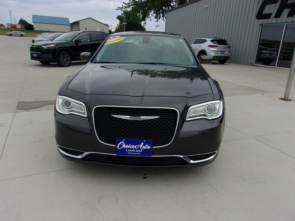 Used 2019 Chrysler 300 Touring image 4
