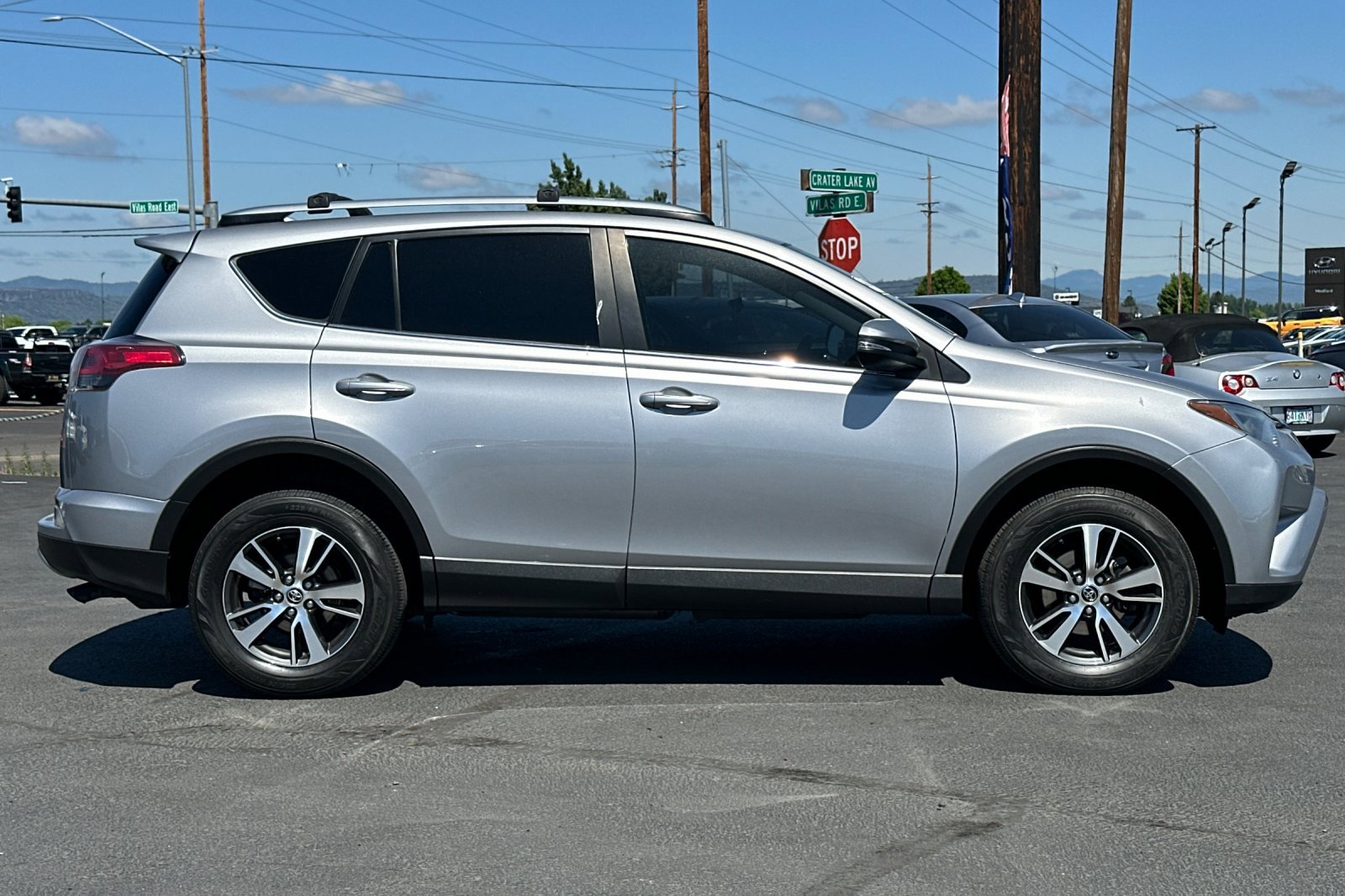 Used 2018 Toyota RAV4 XLE AWD/4WD image 3