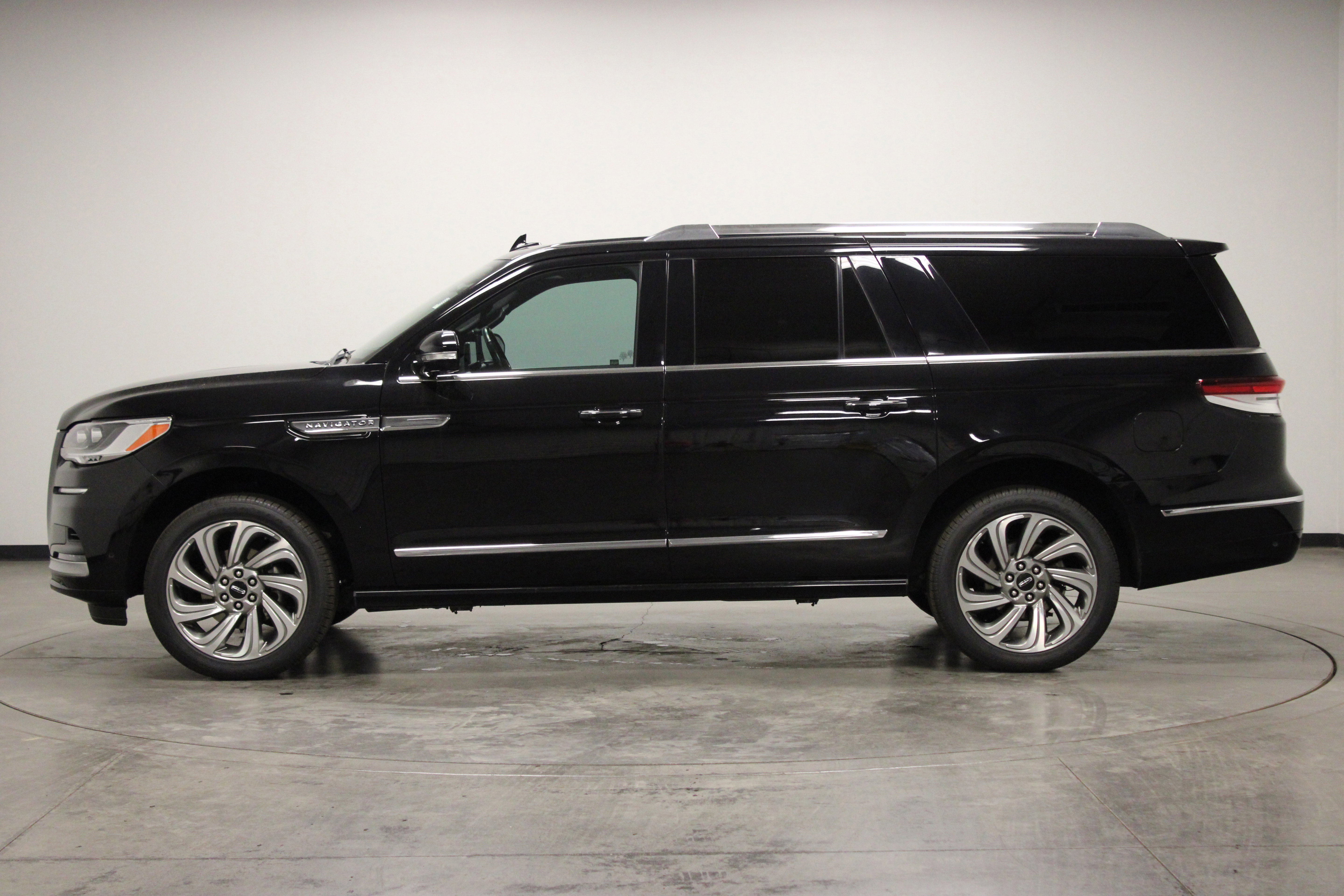 Used 2023 Lincoln Navigator L Reserve AWD/4WD image 5