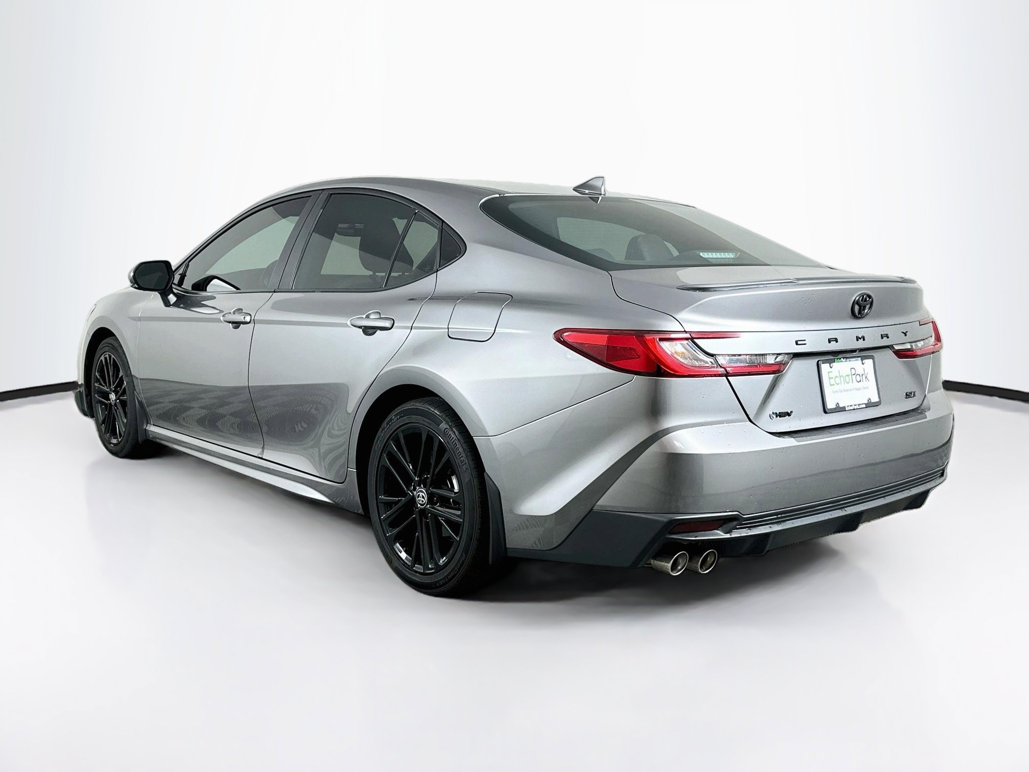 Used 2025 Toyota Camry SE w/ Convenience Package FWD image 5