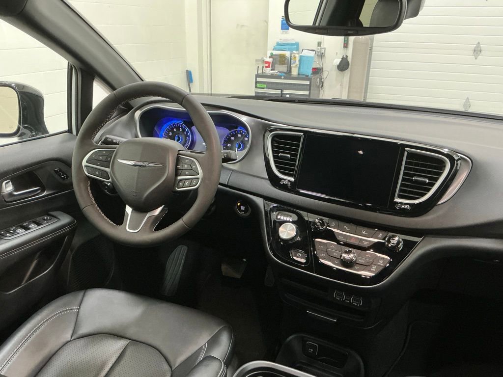 Used 2025 Chrysler Pacifica Select image 15