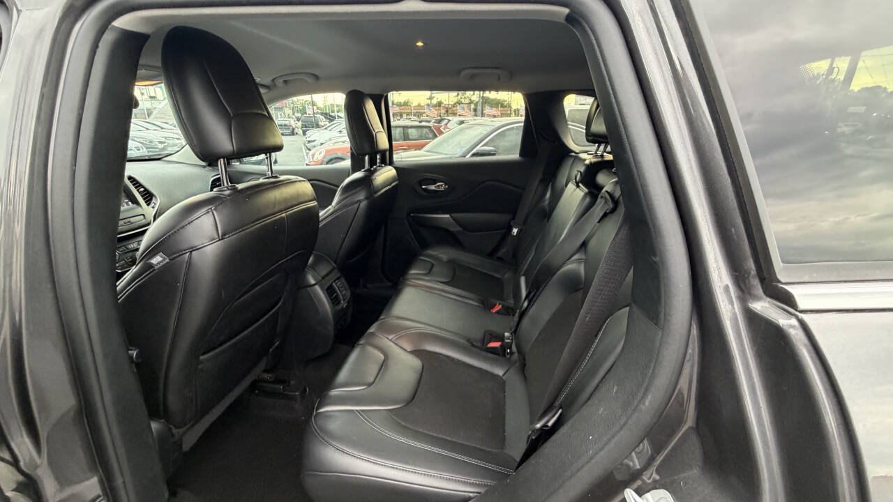 Used 2019 Jeep Cherokee Latitude Plus w/ Cold Weather Group AWD/4WD image 12