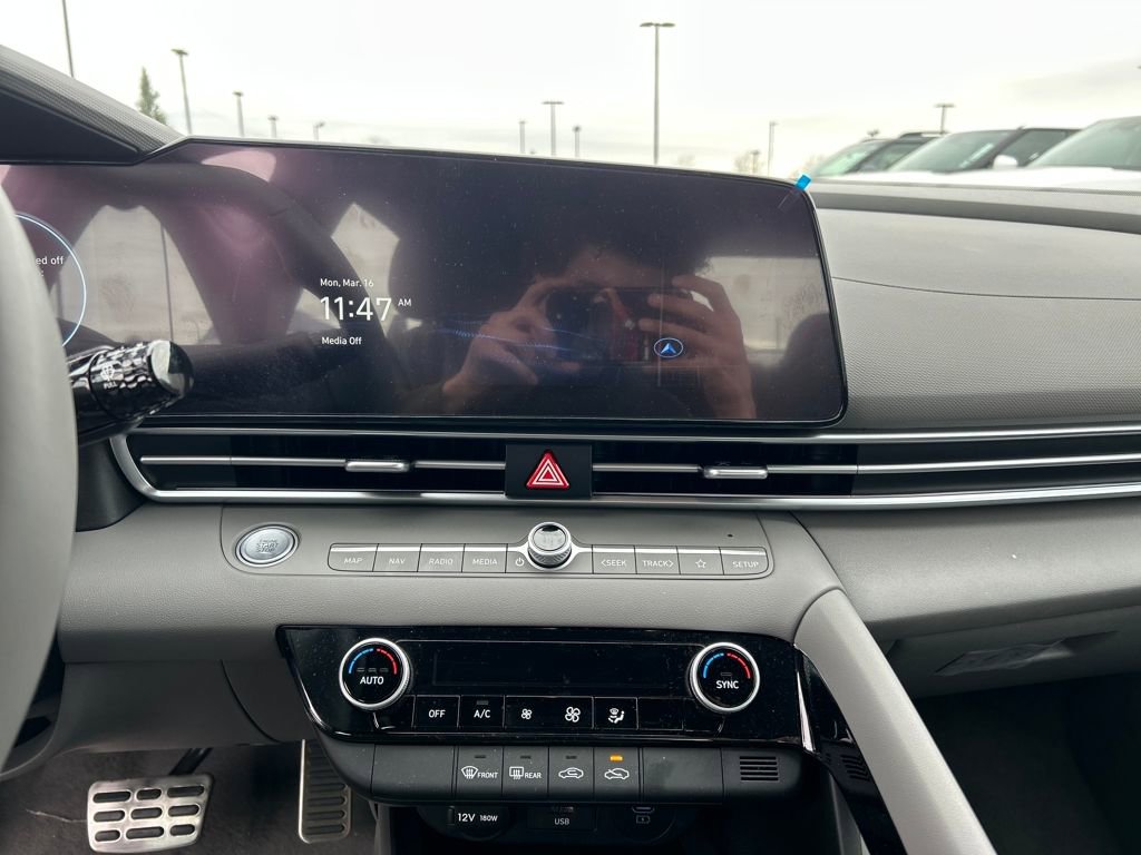 Used 2025 Hyundai Elantra SEL image 11