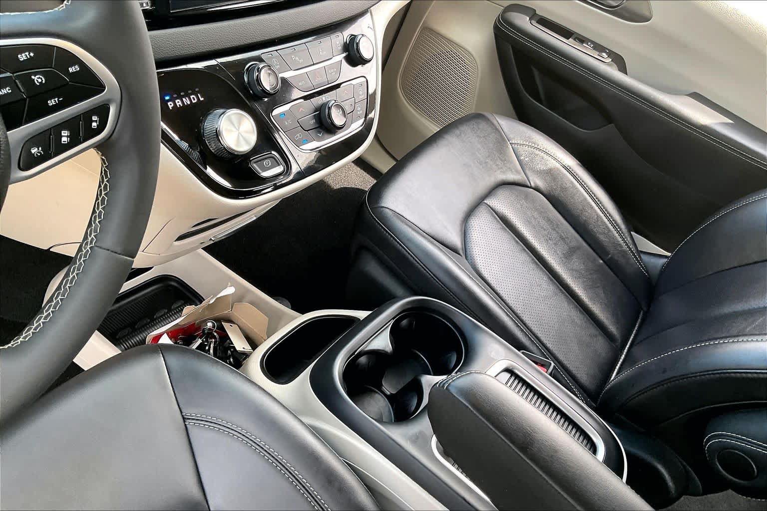 Certified 2024 Chrysler Pacifica Touring-L FWD image 16