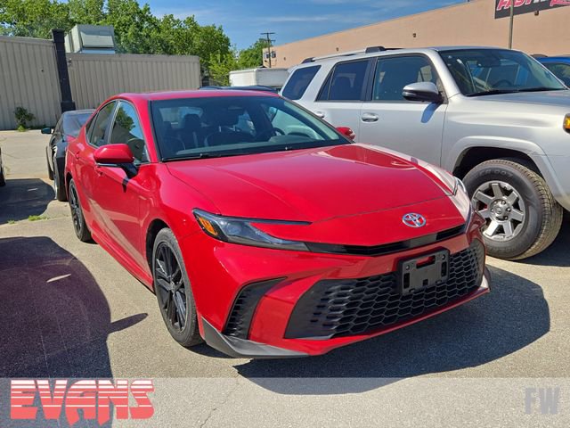 Used 2025 Toyota Camry SE FWD image 1