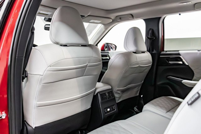 New 2025 Mitsubishi Outlander SEL image 18