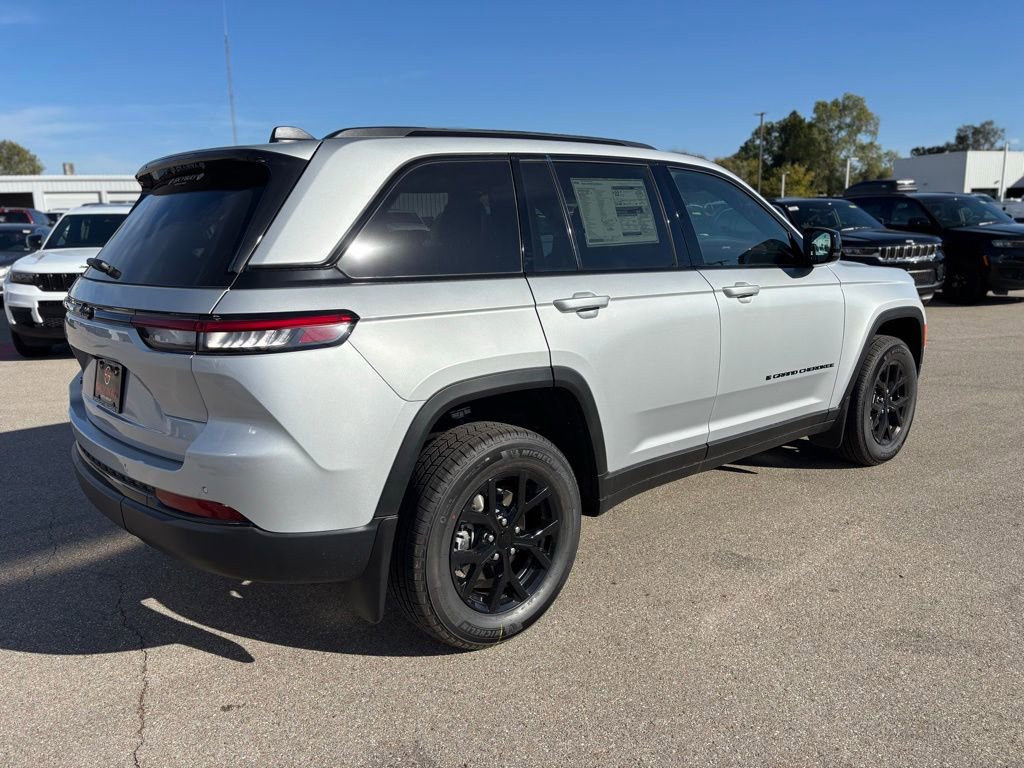 New 2025 Jeep Grand Cherokee Altitude image 4