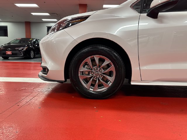 Certified 2025 Toyota Sienna XLE FWD image 27