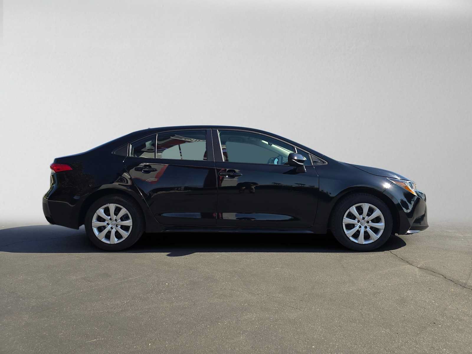 Used 2025 Toyota Corolla LE FWD image 2