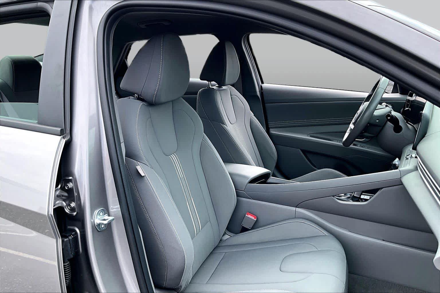 Used 2023 Hyundai Elantra SEL w/ Convenience Package FWD image 9