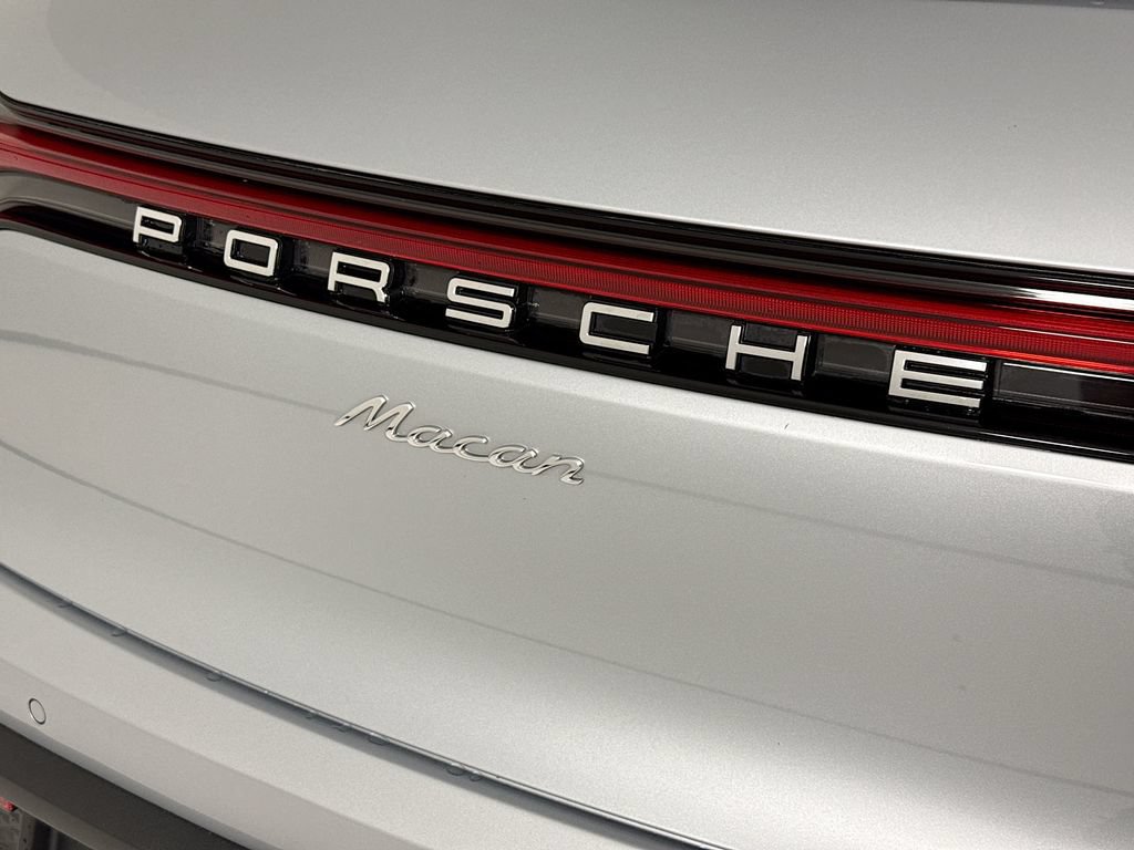 Certified 2025 Porsche Macan AWD/4WD image 36
