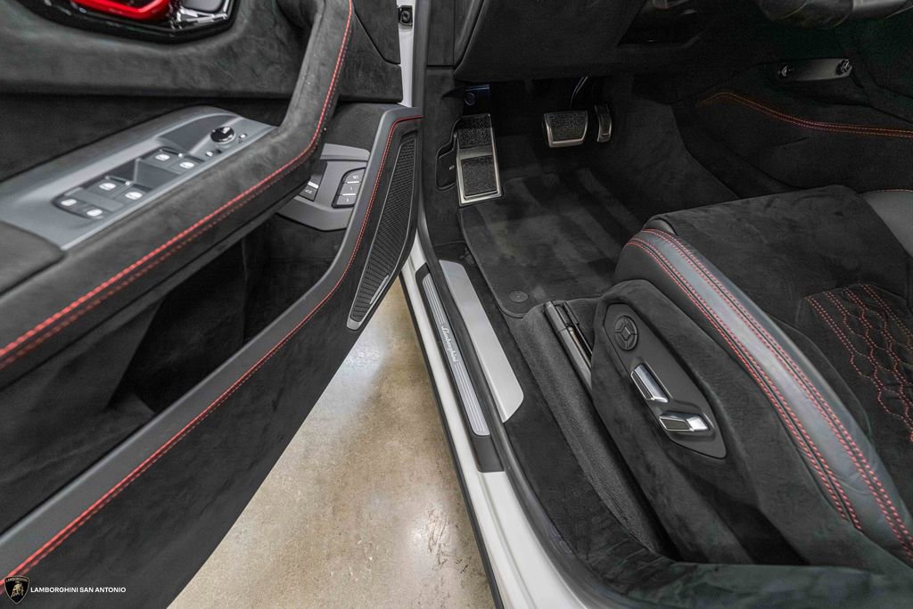 Used 2023 Lamborghini Urus Performante AWD/4WD image 44