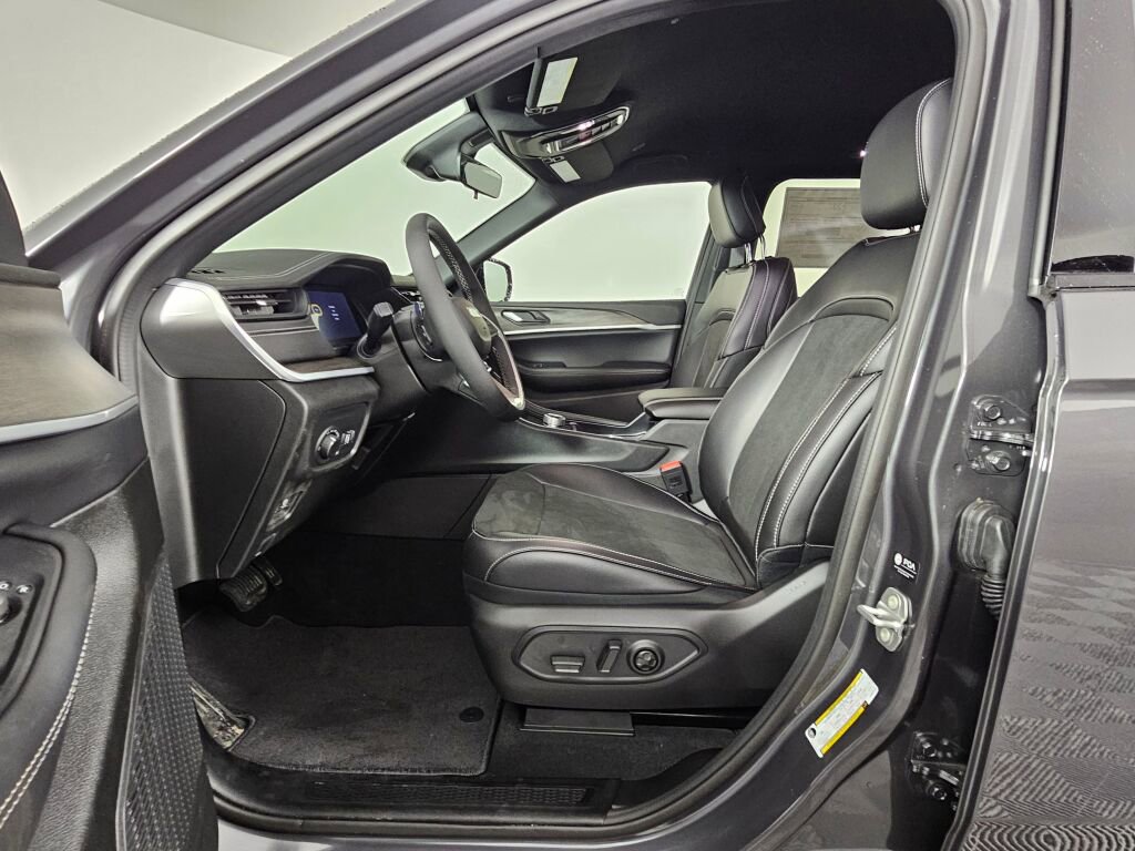 New 2026 Jeep Grand Cherokee Altitude image 18