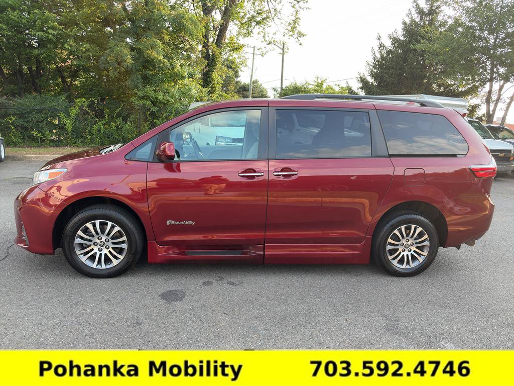 Used 2020 Toyota Sienna XLE w/ XLE Navigation Package FWD image 4