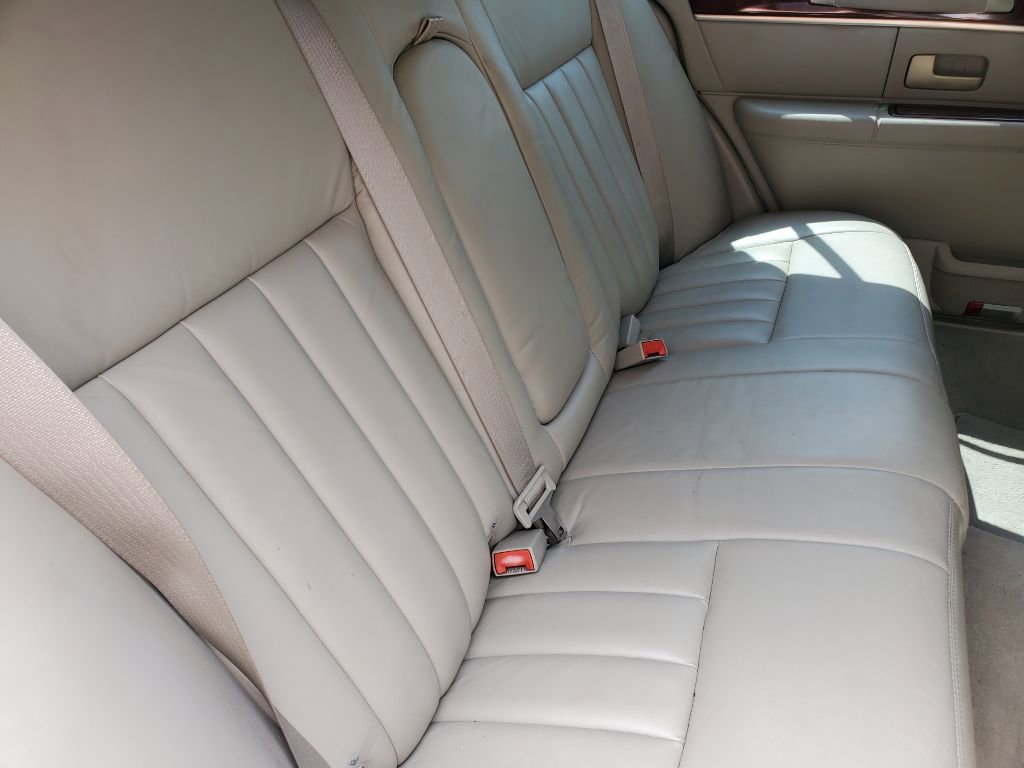 Used 2003 Lincoln Town Car Executive image 32