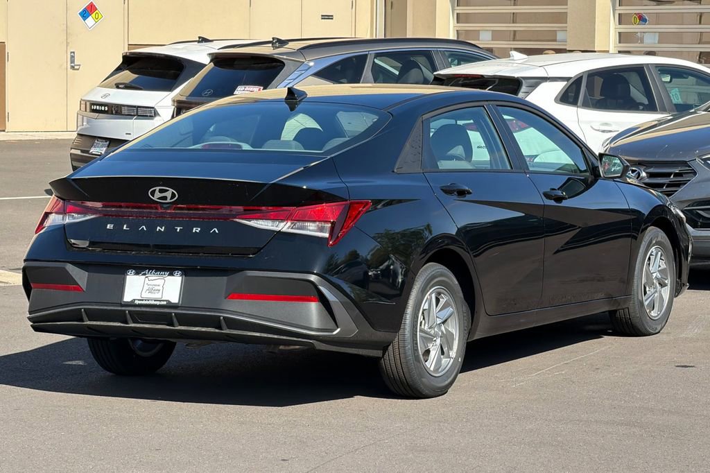 New 2026 Hyundai Elantra SE FWD image 5