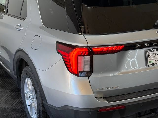 Used 2025 Ford Explorer Active AWD/4WD image 8