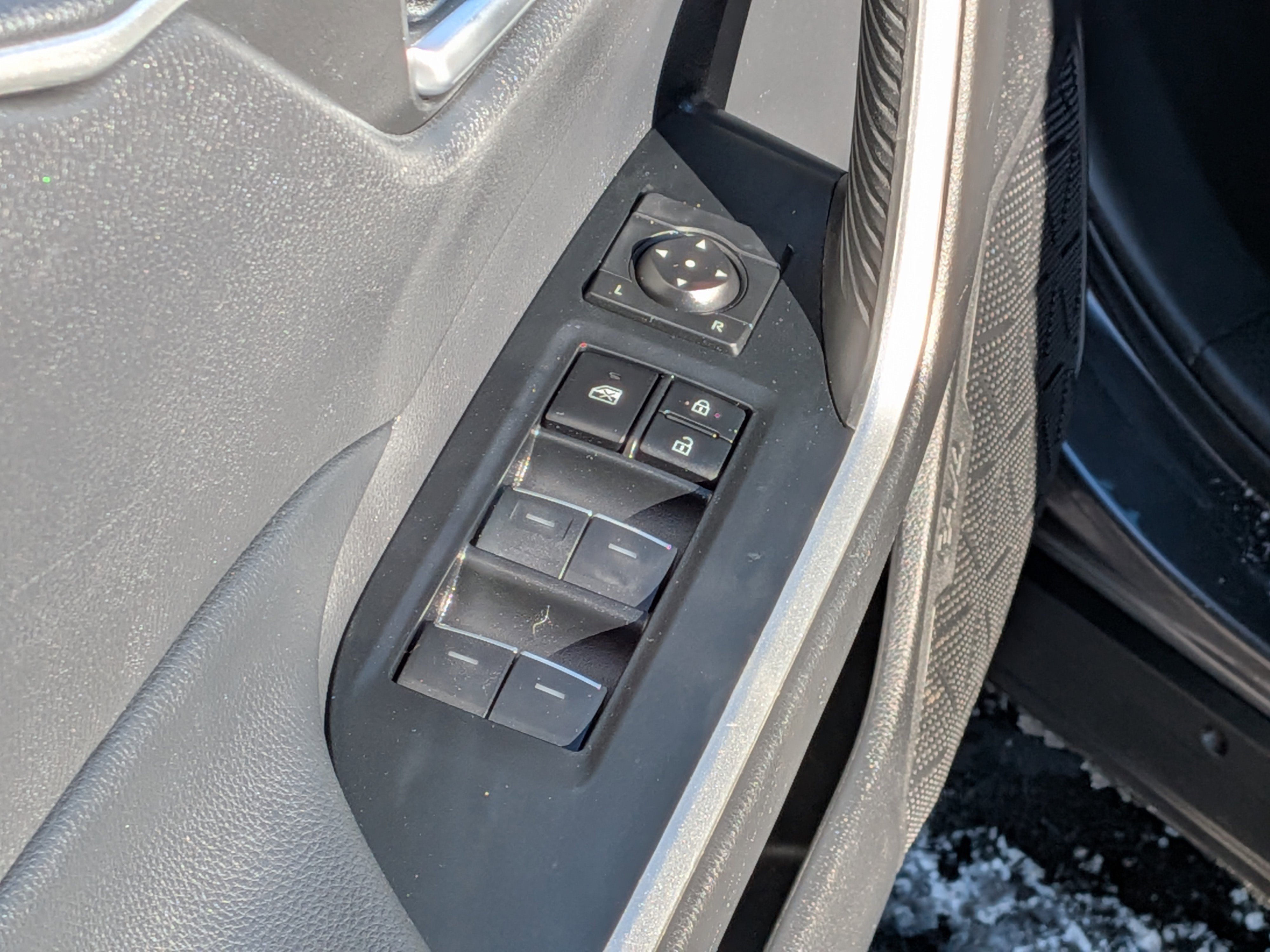 Used 2023 Toyota RAV4 SE image 17