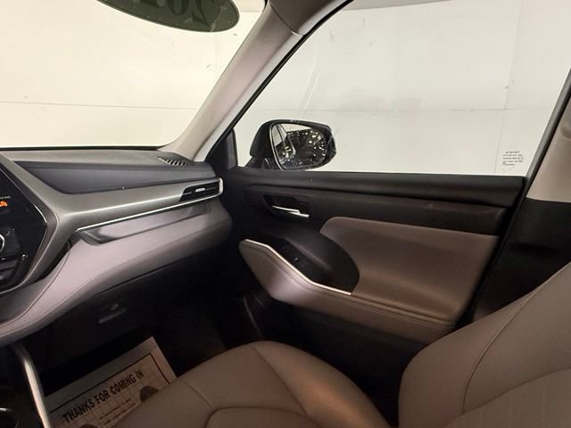 Used 2022 Toyota Highlander XLE FWD image 18