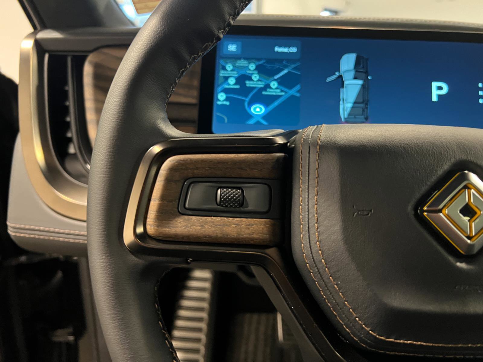 Used 2025 Rivian R1S Premium image 14