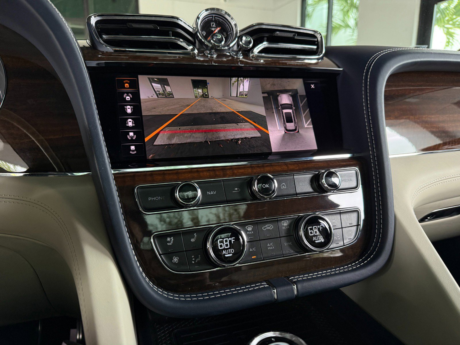 Used 2023 Bentley Bentayga Extended Wheelbase image 37