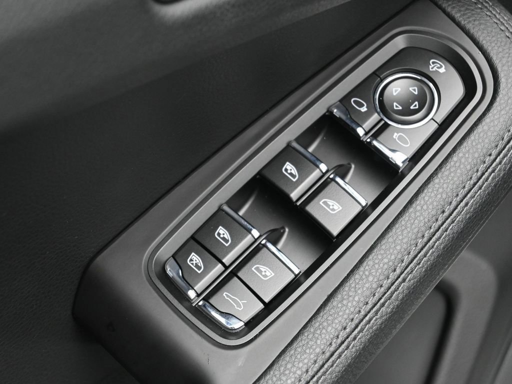 Certified 2025 Porsche Macan AWD/4WD image 9