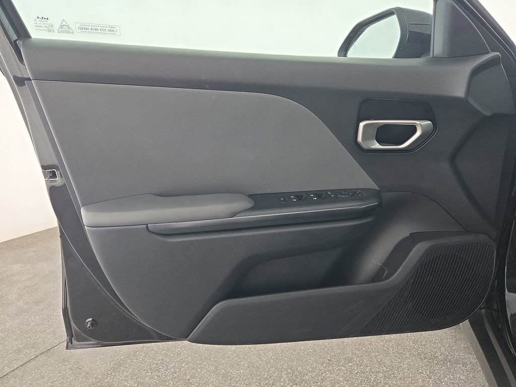 Used 2025 Kia K4 LXS image 26