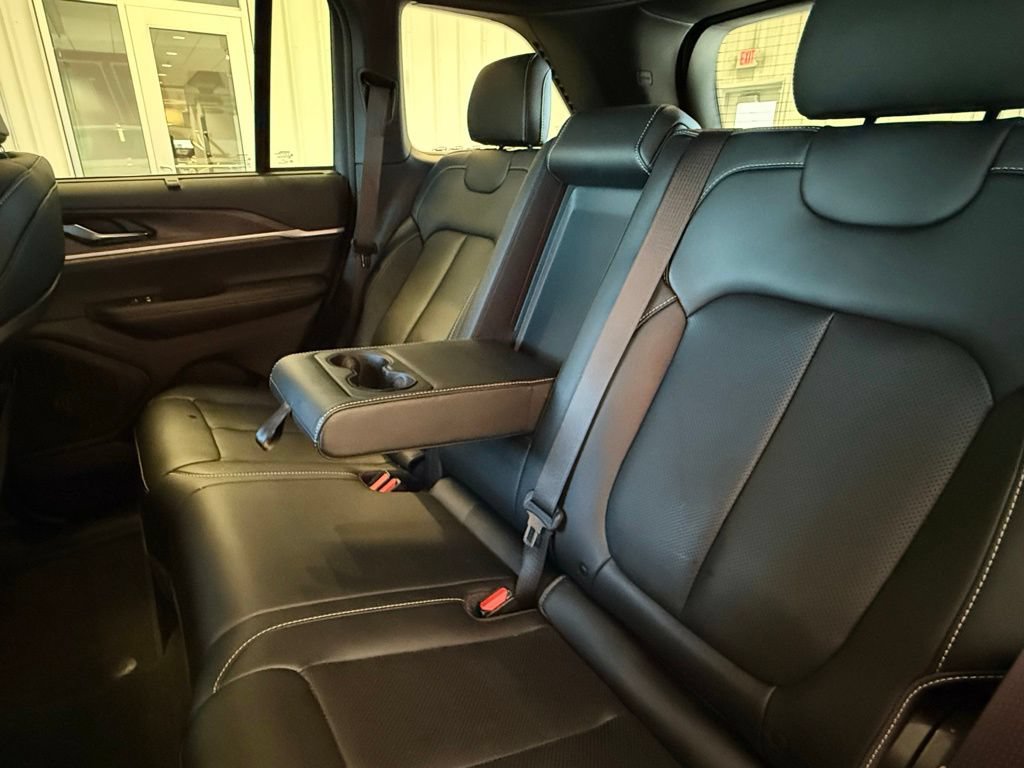 Used 2025 Jeep Grand Cherokee Limited w/ Luxury Tech Group II AWD/4WD image 26