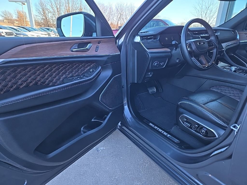 Used 2025 Jeep Grand Cherokee Summit image 28