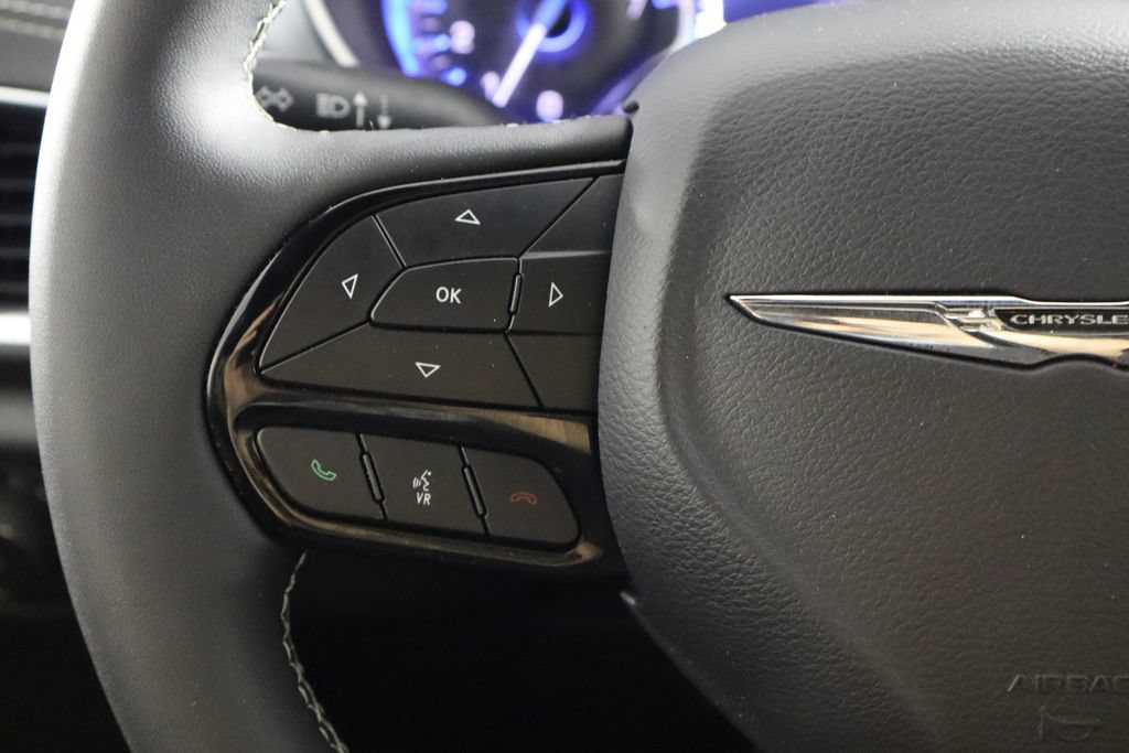 Used 2025 Chrysler Pacifica Limited FWD image 25