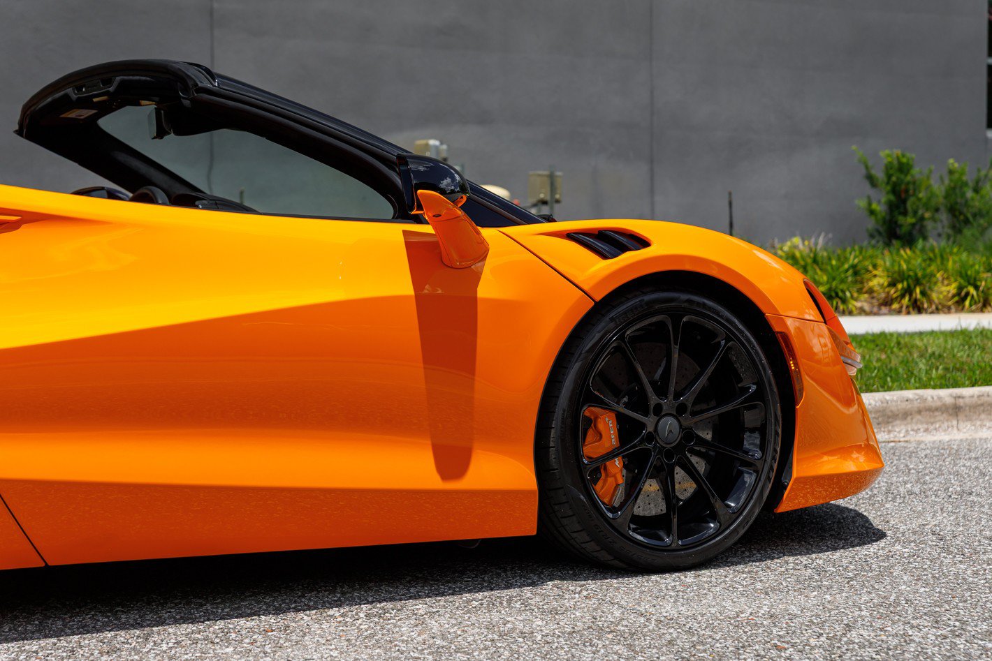 Used 2025 McLaren Artura Spider RWD image 19