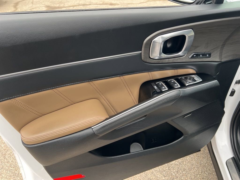 Certified 2025 Kia Sorento SX Prestige w/ Olive Brown Leather Package image 7