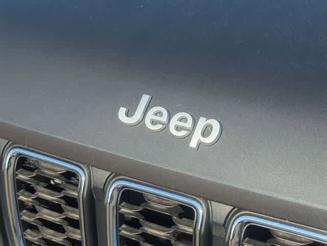 Used 2025 Jeep Grand Cherokee Laredo AWD/4WD image 12