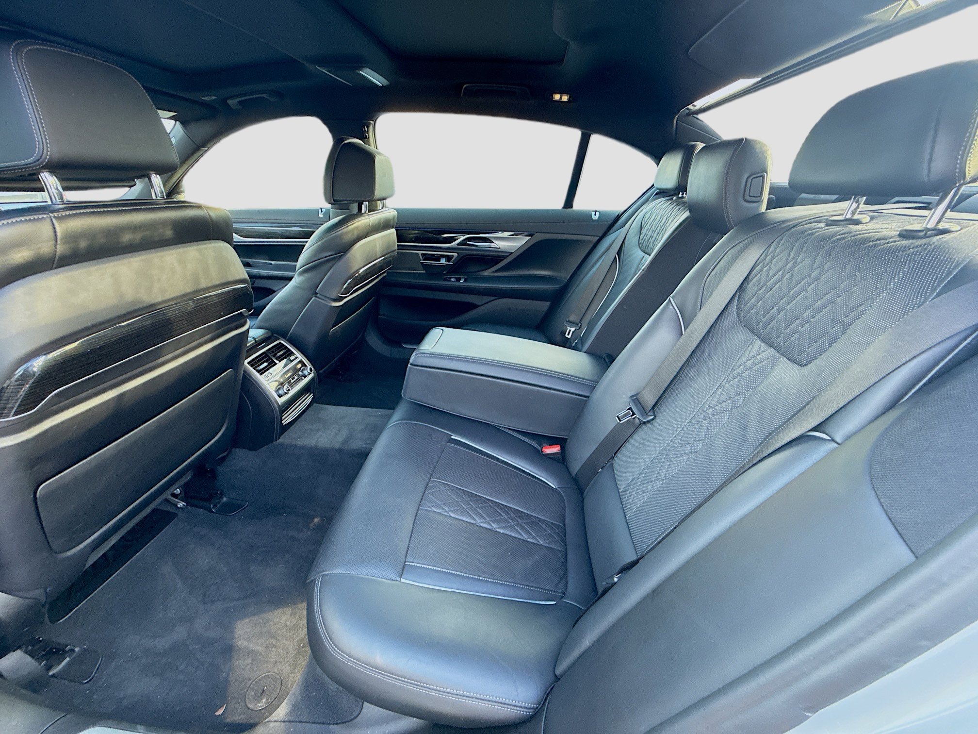 Used 2019 BMW 750i w/ M Sport Package image 23