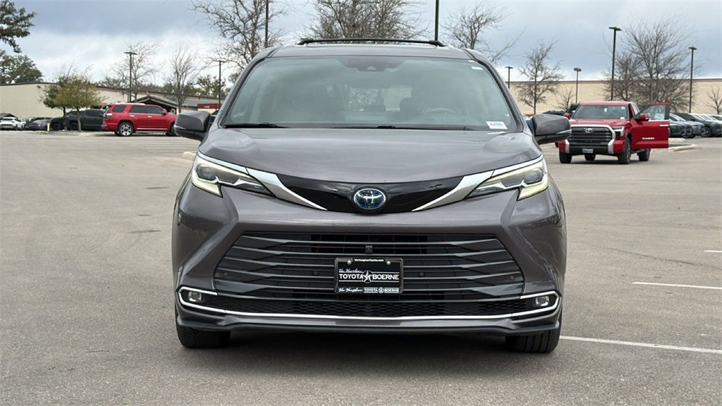 Used 2021 Toyota Sienna Platinum image 2