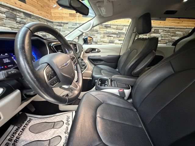 Used 2018 Chrysler Pacifica Touring-L FWD image 14