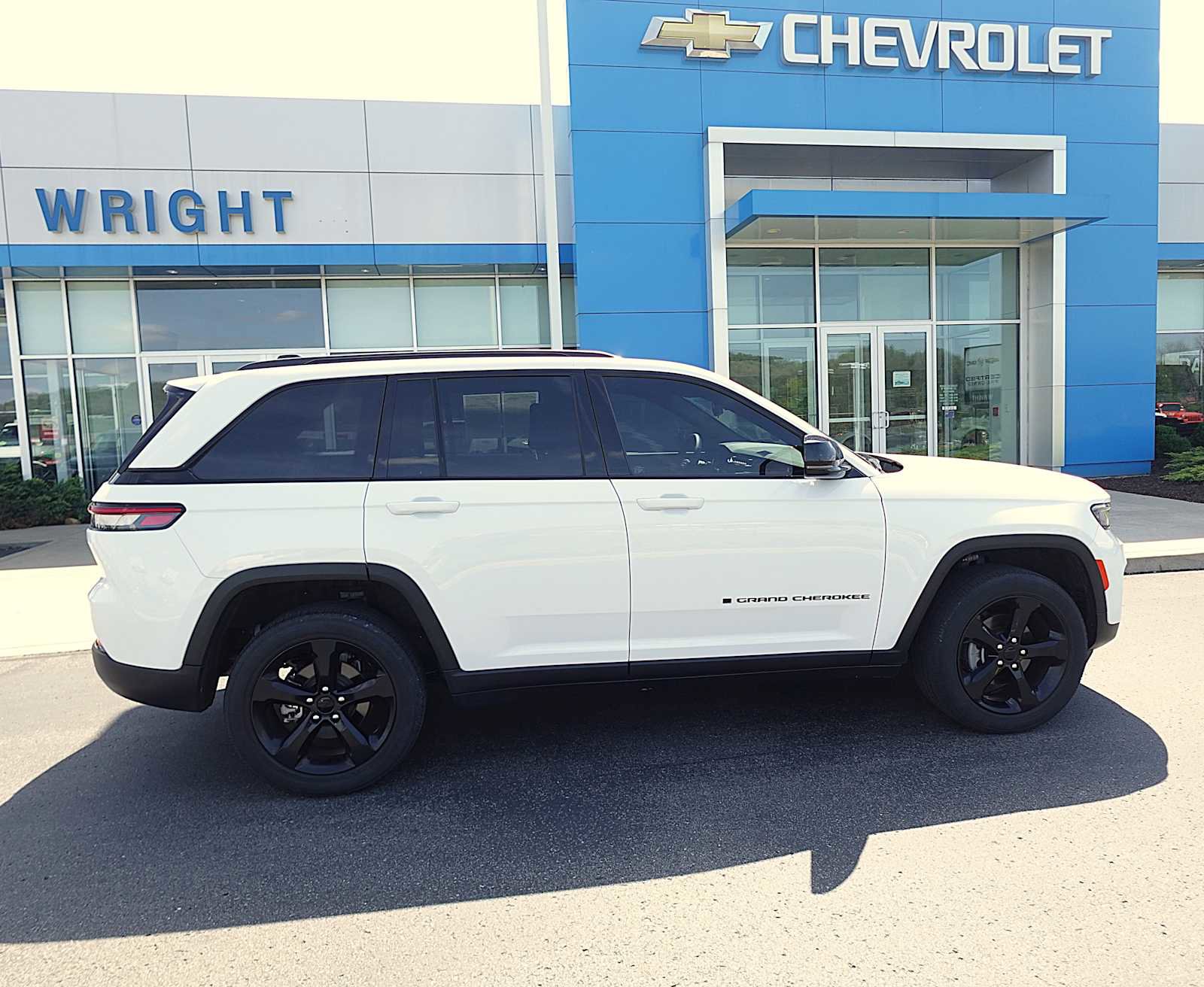 Used 2023 Jeep Grand Cherokee Altitude AWD/4WD image 2