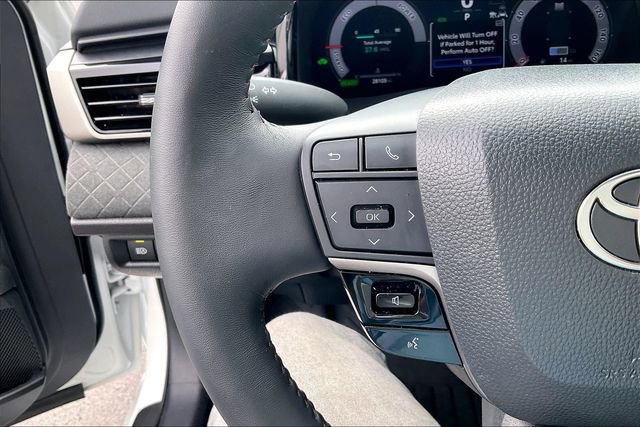 Used 2025 Toyota Camry XLE AWD/4WD image 18