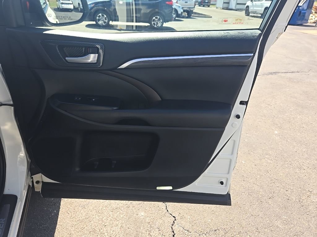 Used 2018 Toyota Highlander Limited image 32