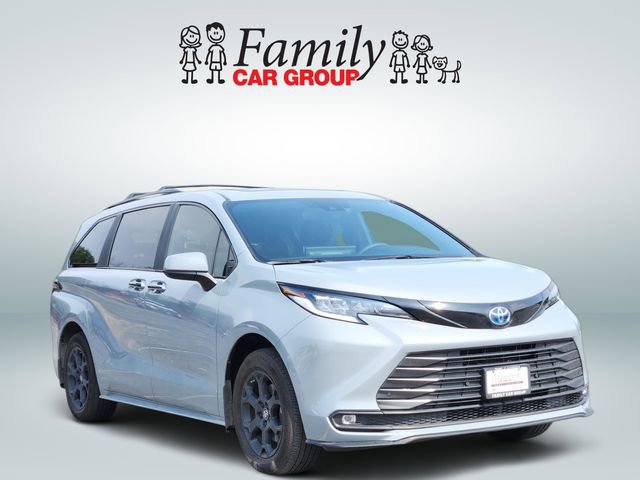 Used 2025 Toyota Sienna XLE Woodland Edition AWD/4WD image 2