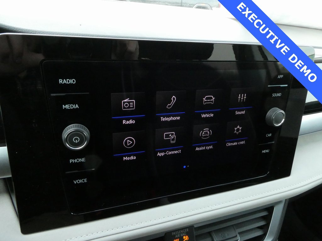 Certified 2025 Volkswagen Taos SE image 6