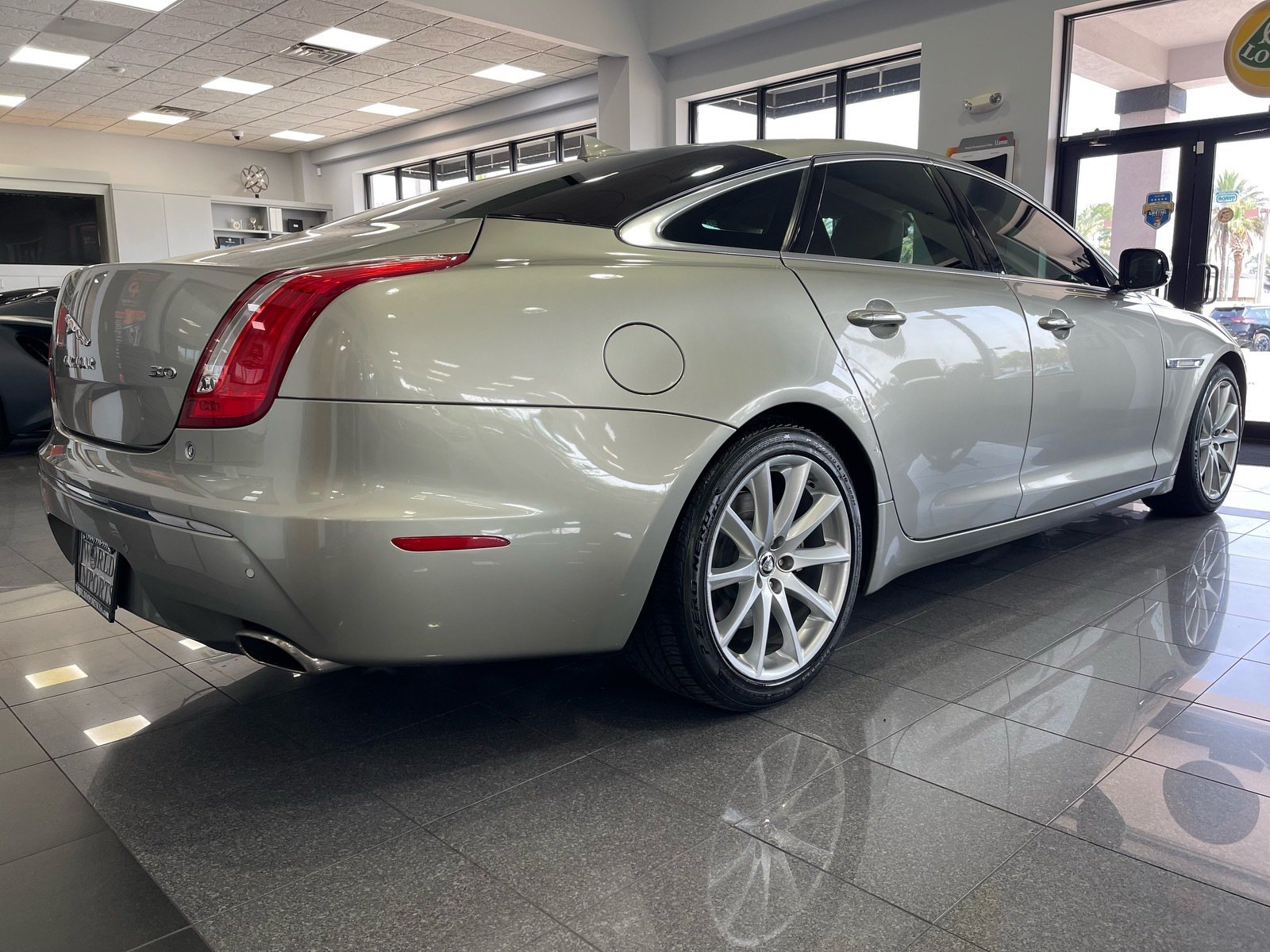 Used 2013 Jaguar XJ RWD image 5