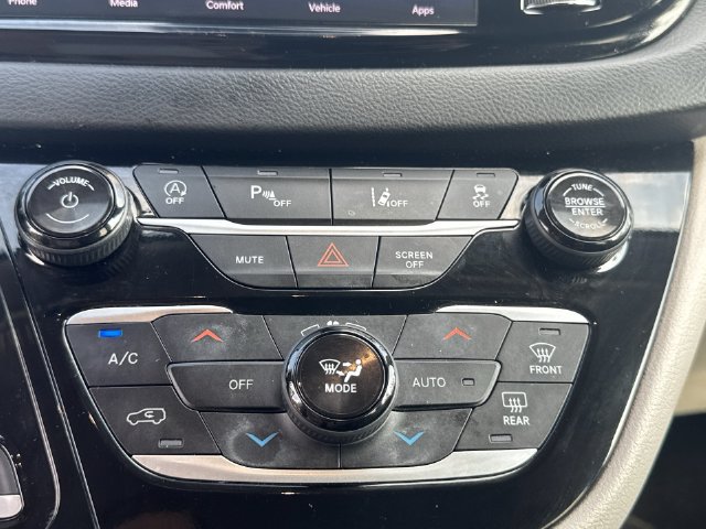 Used 2024 Chrysler Pacifica Touring-L FWD image 18