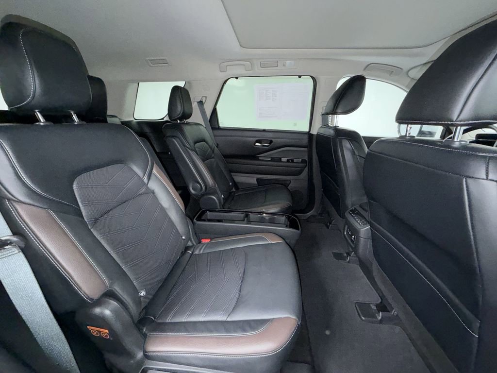 Used 2023 Nissan Pathfinder Platinum w/ Lighting Package (N93) AWD/4WD image 16