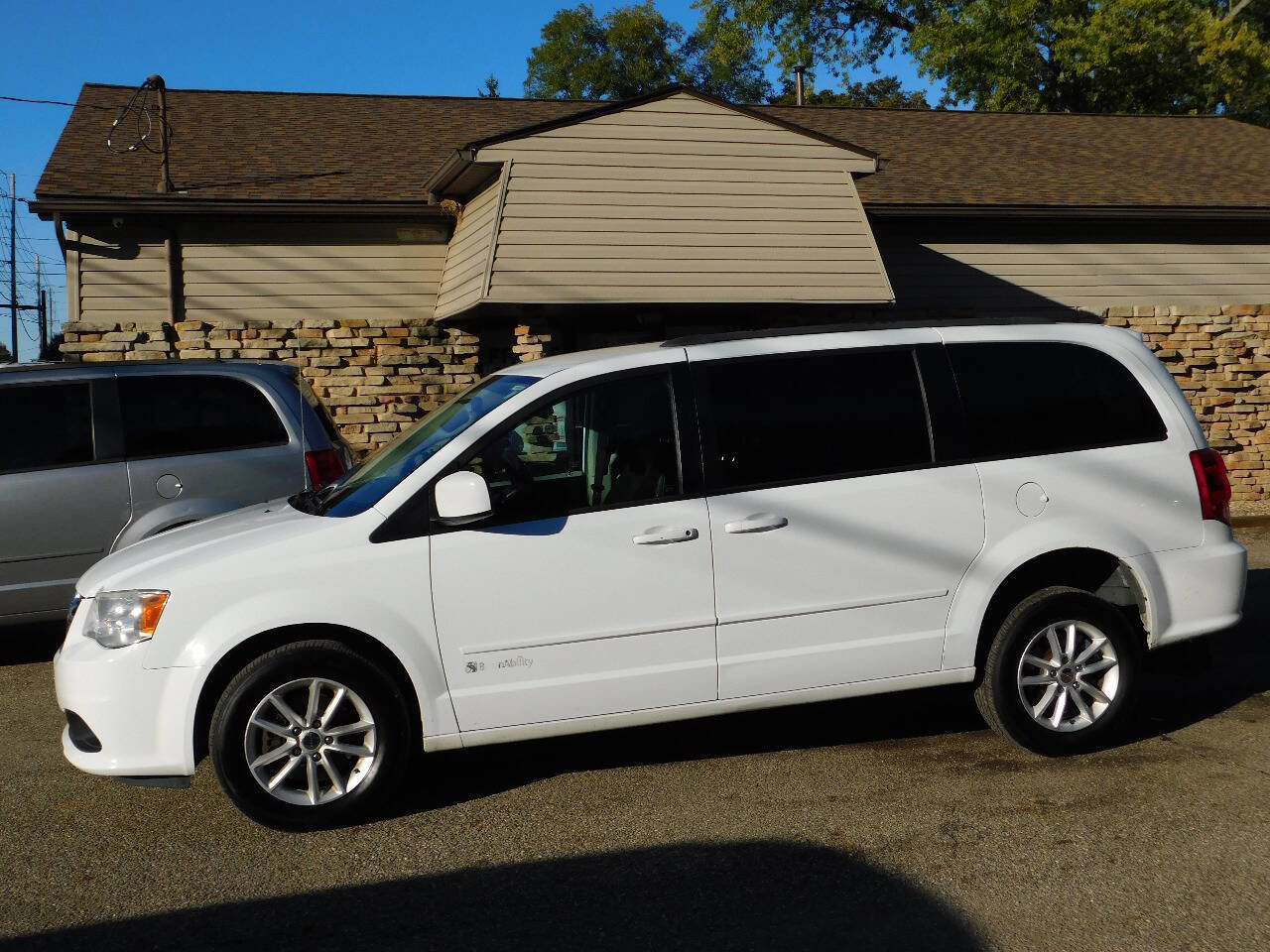Used 2016 Dodge Grand Caravan SXT image 13
